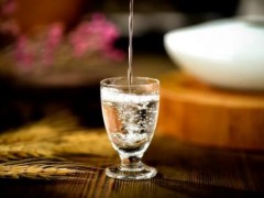 揭秘!为什么优质的酱香酒“色泽微黄”